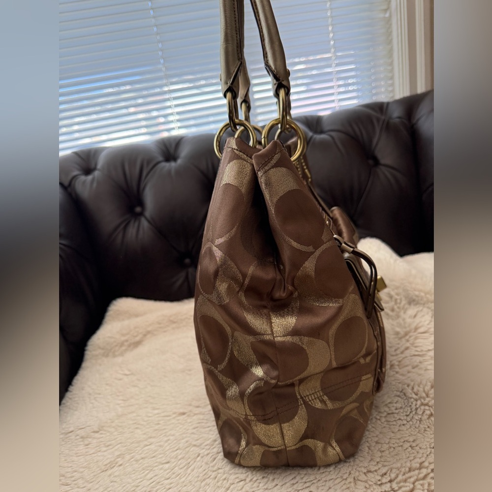 $25 TODAY ONLY ๐บ๐ธ Coach GUC Gold Brown Bag Big Interior *Pics for Minor Callouts - Picture 2 of 8
